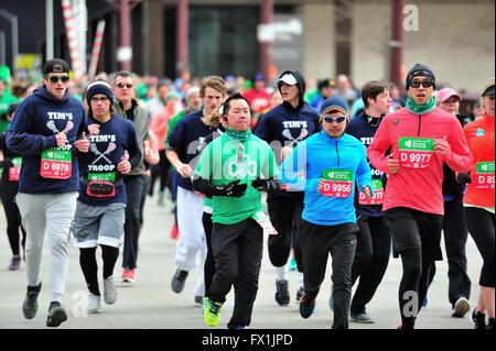 Ein Meer von Läufern, als sie die State Street, überqueren Sie die Brücke über die 1,6 km Point of Chicago's Shamrock Shuffle Rennen. Chicago, Illinois, USA. Stockfoto