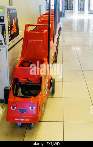 Vermietung Kind Kinderwagen aufgereiht in einem Einkaufszentrum in Oklahoma City, Oklahoma, USA. Stockfoto