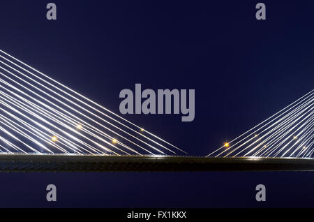 Tragseile auf Vasco da Gama Brücke, nachts beleuchtet. Portugal Stockfoto