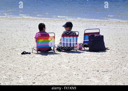 Zwei Frauen Entspannung am Strand von Port Island Golf Beach Park, Crystal River, Florida Stockfoto
