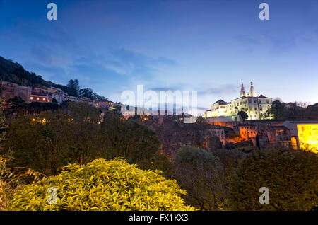 Historischen Zentrum von Sintra und Nationalpalast in Dämmerung Portugal Stockfoto