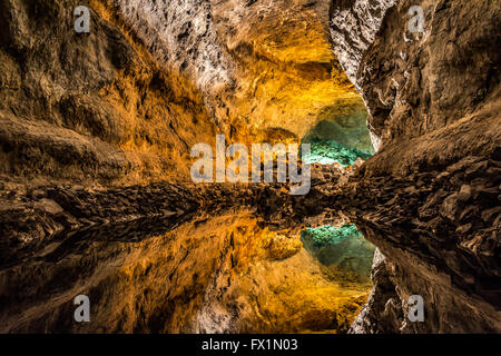 Optische Täuschung - Wasserreflexion in Cueva de Los Verdes, eine erstaunliche Lava Tube und touristische Attraktion auf der Insel Lanzarote Stockfoto