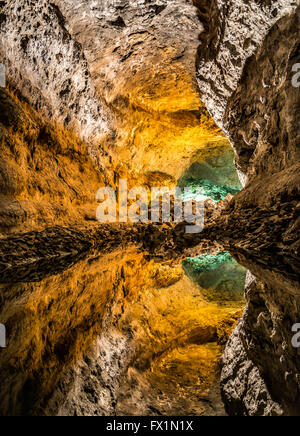 Optische Täuschung - Wasserreflexion in Cueva de Los Verdes, eine erstaunliche Lava Tube und touristische Attraktion auf der Insel Lanzarote Stockfoto