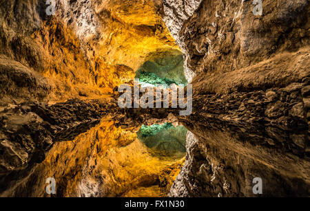 Optische Täuschung - Wasserreflexion in Cueva de Los Verdes, eine erstaunliche Lava Tube und touristische Attraktion auf der Insel Lanzarote Stockfoto