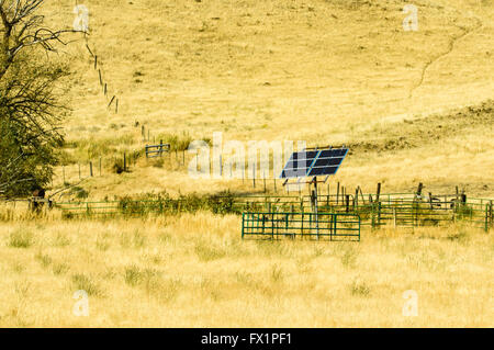 Solar Cell Array treibt eine Brunnenpumpe zur Wasserversorgung für ein Lager Tank auf einer Ranch in Eastern Washington Stockfoto