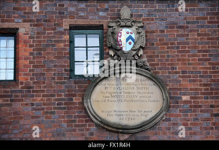 Gedenktafel an das historische St Johns Krankenhausgebäude ist die geschützte Unterkunft in Lichfield Stockfoto