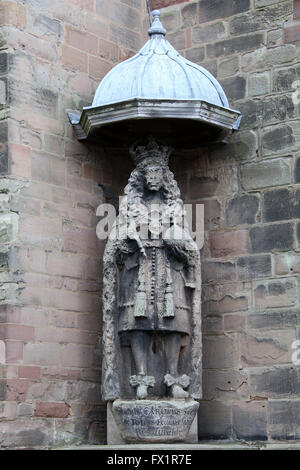 Statue von König Charles II in staatlichen Roben an der Außenseite der Kathedrale von Lichfield Stockfoto