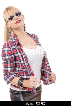 schöne junge Frau, gekleidet in einem Lederrock und Shirt, weiß Stockfoto