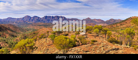 Unbefestigte Straße über roter Kalkstein outback reicht in Richtung Wilpena Pound felsigen Strecke in Flinders National Park of South Australia Stockfoto