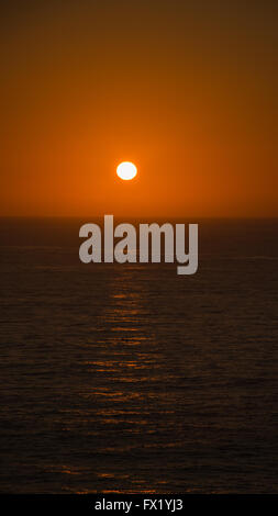 Sonnenuntergang über dem Meer Stockfoto