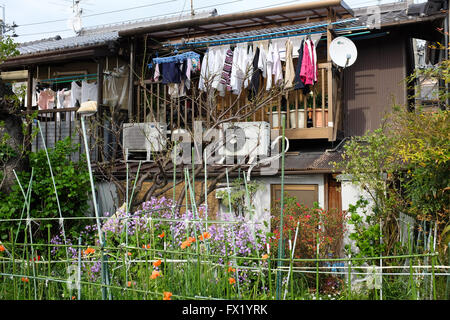 Wäsche hängen draußen zum Trocknen auf dem Balkon eines Hauses in Kyoto, Japan. Stockfoto