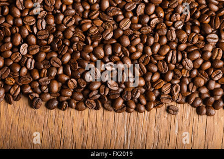 duftenden gebratenen Kaffeebohnen auf einem hölzernen Hintergrund Stockfoto