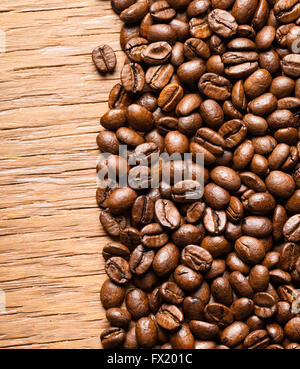 duftenden gebratenen Kaffeebohnen auf einem hölzernen Hintergrund Stockfoto