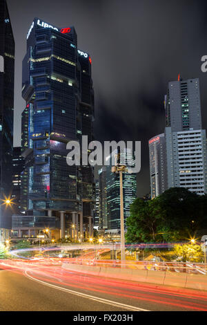 Lichtspuren, Lippo Centre und anderen Wolkenkratzer in Hongkong, China, in der Nacht. Stockfoto