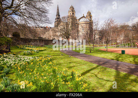 Frühling in West Princes Street Gardens, Edinburgh, mit Blick auf Pfarrkirche St. Cuthbert. Stockfoto