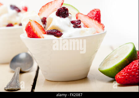 Obst und Joghurt Salat gesundes Frühstück über weiße Holz Tisch Stockfoto