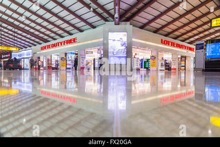 JAKARTA, Indonesien, 5. April 2016: Innen Jakarta (Soekarno-Hatta) International Airport ist der Hauptflughafen dienen der gre Stockfoto