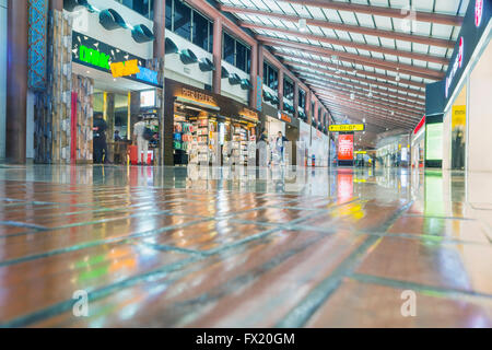 JAKARTA, Indonesien, 5. April 2016: Innen Jakarta (Soekarno-Hatta) International Airport ist der Hauptflughafen auf die Insel o Stockfoto