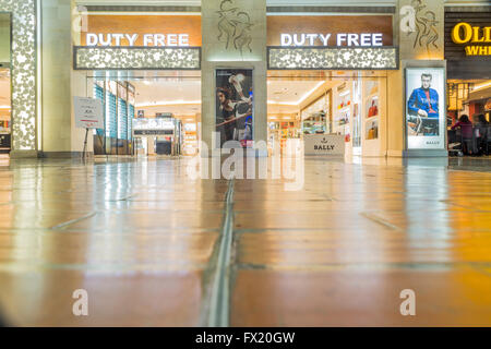 JAKARTA, Indonesien, 5. April 2016: Innen Jakarta (Soekarno-Hatta) International Airport ist der Hauptflughafen auf die Insel o Stockfoto