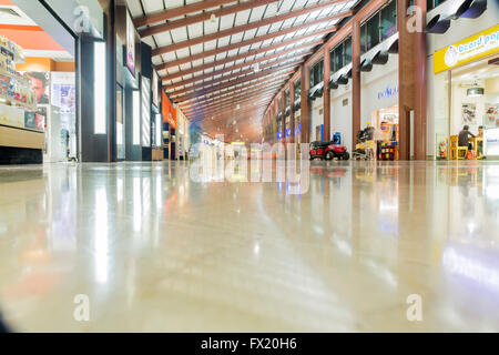 JAKARTA, Indonesien, 5. April 2016: Innen Jakarta (Soekarno-Hatta) International Airport ist der Hauptflughafen auf die Insel o Stockfoto