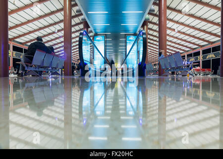 JAKARTA, Indonesien, 5. April 2016: Innen Jakarta (Soekarno-Hatta) International Airport ist der Hauptflughafen auf die Insel o Stockfoto