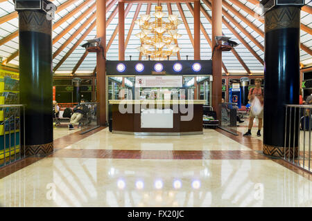 JAKARTA, Indonesien, 5. April 2016: Innen Jakarta (Soekarno-Hatta) International Airport ist der Hauptflughafen dienen der gre Stockfoto