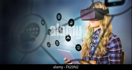 Zusammengesetztes Bild ziemlich lässig Arbeitnehmers mit Oculus rift Stockfoto
