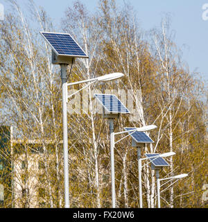 Straßenlaternen über eine Gasse im Park. Jede Lampe mit eigene Solar-Panel, das welches die Energie aus dem Licht für die ev sammelt Stockfoto