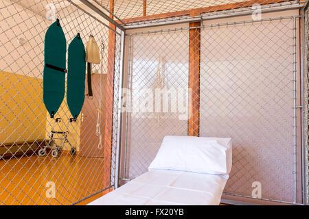 Ein Zimmer in einer Reha Klinik ein Lazarett. Ein Bett in einem Metallkäfig. Stockfoto