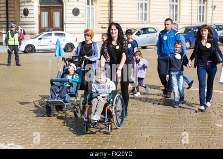 Sofia, Bulgarien - 6. April 2016: Körperlich und geistig Behinderte sind in Begleitung ihrer Eltern, Verwandten und Freunden bei einem p Stockfoto