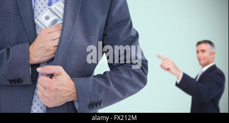 Zusammengesetztes Bild des Kaufmanns halten Geld in Jacke Stockfoto