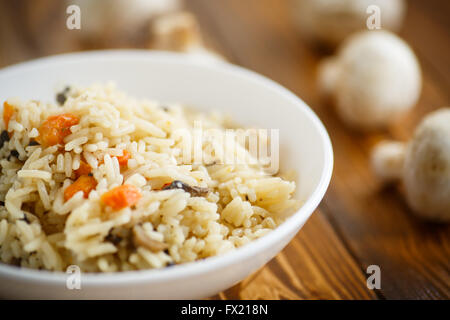 diätetische Pilaw mit Champignons Stockfoto