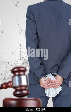 Zusammengesetztes Bild der Rückansicht der Geschäftsmann mit Handschellen und Banknoten Stockfoto