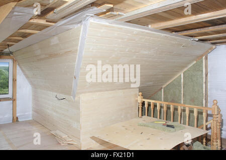 Haus Dachgeschoss im Bau. Mansarde Wände und Decke Isolierung mit