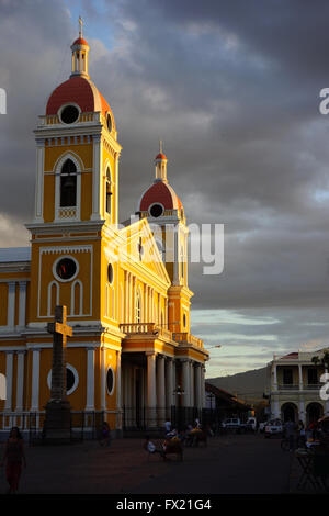 Kathedrale von Granada in goldenes Licht in der Dämmerung. Granada, Nicaragua, Mittelamerika Stockfoto