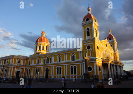 Kathedrale von Granada in goldenes Licht in der Dämmerung. Granada, Nicaragua, Mittelamerika Stockfoto