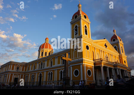 Kathedrale von Granada in goldenes Licht in der Dämmerung. Granada, Nicaragua, Mittelamerika Stockfoto