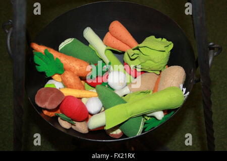 Schwarze Suppentopf, Pfanne oder Kessel mit bunten Stoff vorgeben Brühe oder Suppe Hühnerfleisch und Gemüse Stockfoto