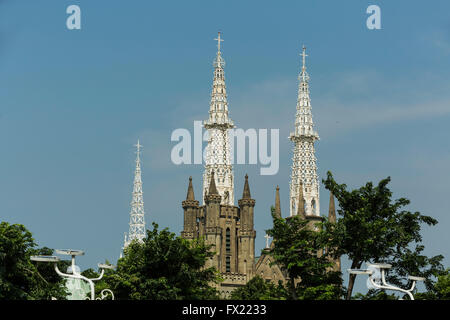 Weißmetall-Turm an der katholischen Kathedrale neugotische römischen wo der Sitz des römisch-katholischen Erzbischofs von Jakarta, In Stockfoto