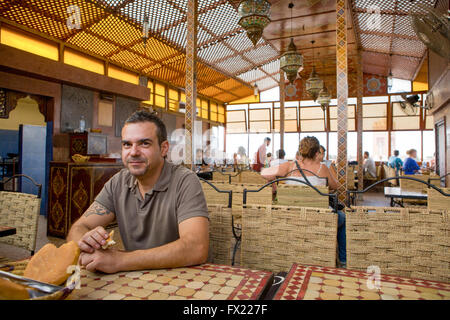 Berühmte traditionelle marokkanische Brot serviert auf der Terrasse neben Platz Jemaa El Fna in Marrakesch Stockfoto