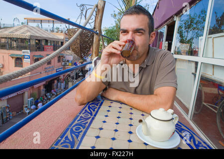 Berühmten traditionellen marokkanischen Tee serviert auf der Terrasse in der Nähe Platz Jemaa El Fna in Marrakesch Stockfoto