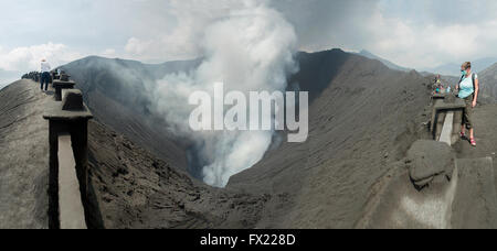 Mt. Bromo Vulkan. Die herrliche Aussicht zum Krater Mt. Bromo, im Bromo Tengger Semeru National Park, Ost-Java, Indonesien Stockfoto