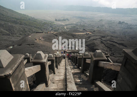 Mt. Bromo Vulkan, zu Fuß in den Himmel am Mt. Bromot. Bromo Tengger Semeru Nationalpark, Ost-Java, Indonesien. Stockfoto