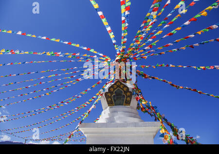 Stuppa in der Nähe von Sangri La City, bunte Fahnen im Wind, Yunnan, tibetischen Stil, China Stockfoto