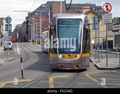 LUAS Tram Dublins Stadtbahn Straßenbahn in Chancery Street, Dublin, Irland Stockfoto