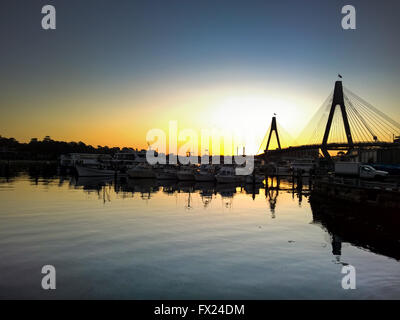 Sonnenuntergang in der Nähe von Sydney Fish Market, mit Blick auf den Anzac Bridge Stockfoto