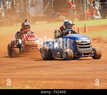 Ein Mann auf einem Reiten-auf Rasenmäher, den Rasen zu mähen, ohne mit