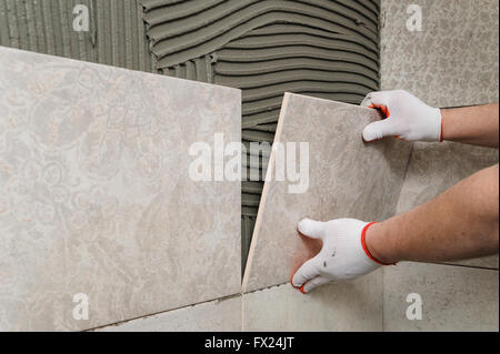 Keramische Fliesen und Werkzeuge für Fliesenleger. Bodenfliesen aus