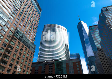 Freedom Tower und World Financial Center vom irischen Hunger Memorial in Lower Manhattan, NYC, USA Stockfoto