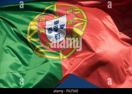 Eine Nahaufnahme von roten und grünen Staatsflagge der portugiesischen Republik, "Bandeira de Portugal". Fliegen im Wind. Stockfoto